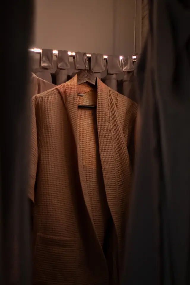 Bata de textura waffle colgada en el vestidor.