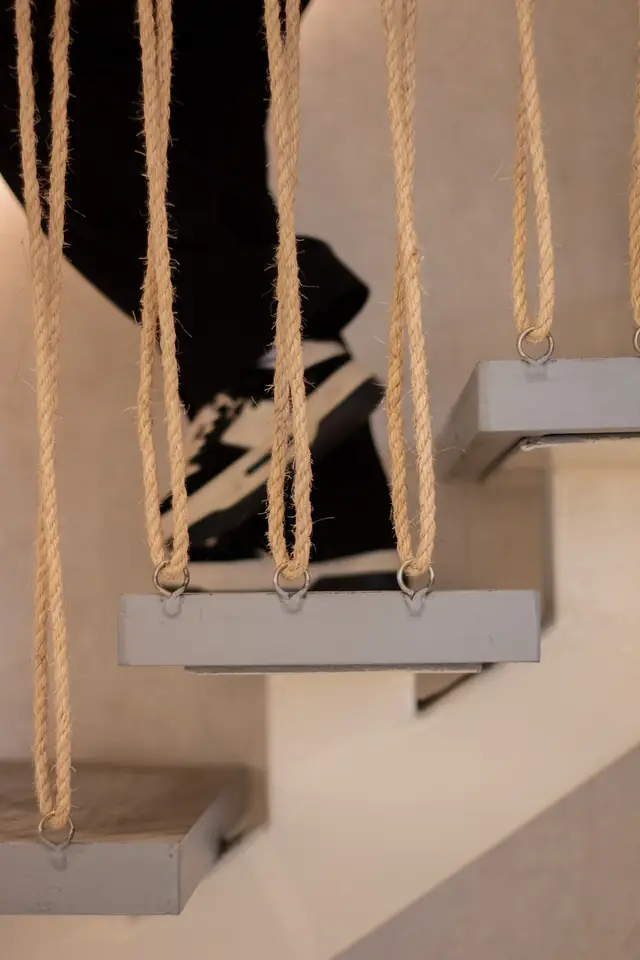 Escalera con barandas de cuerda natural.