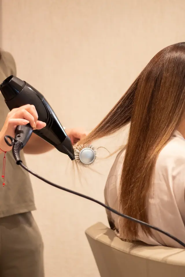 Secado de cabello largo con cepillo redondo.